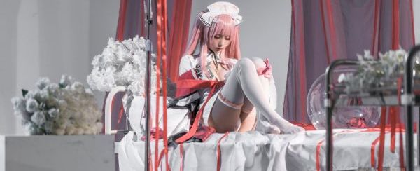 年轻的妈妈观看